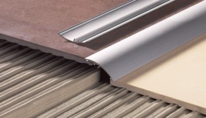 LISTWA OCHRONNA WCISKANA SZEROKA MOSIĄDZ CHROMOWANY 2.0m  