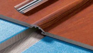 LISTWA WCISKANA WASKA LAMINOWANA PCV 30  0.9m