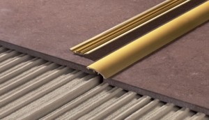 LISTWA OCHRONNA WCISKANA WĄSKA MOSIĄDZ CHROMOWANY 1.0m 